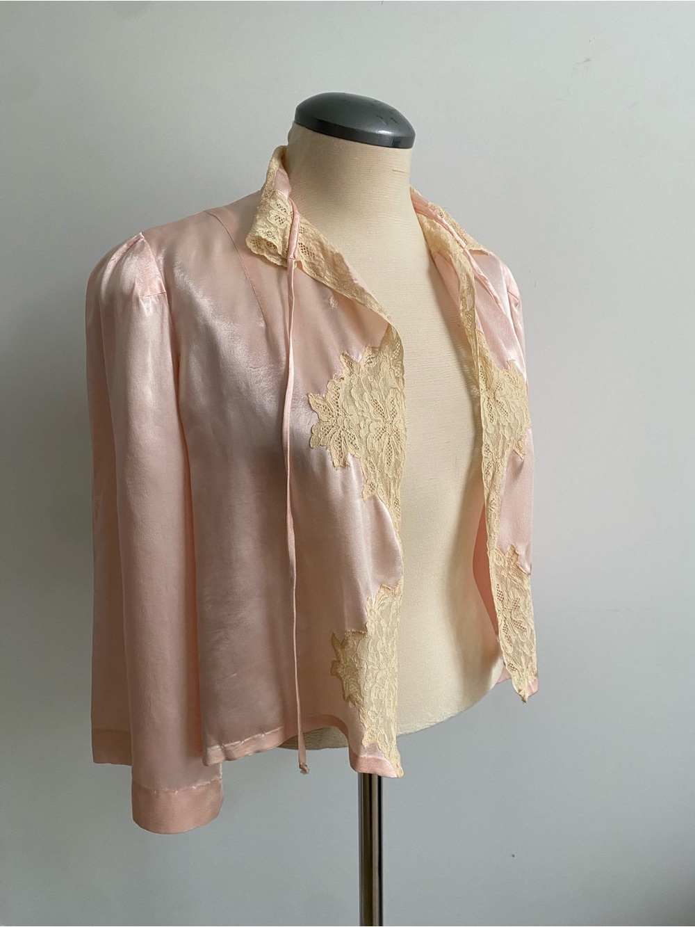 1930s Vintage Pink silky Jacket with Cream Lace Trim.
